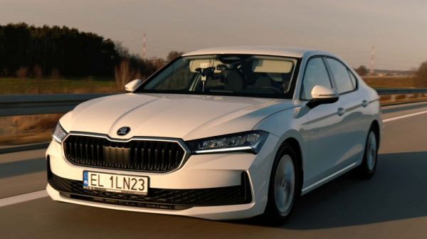 И никаких гибридов не надо: Skoda Superb с обычным 2,0-литровым мотором проехал 2831 км на одной заправке