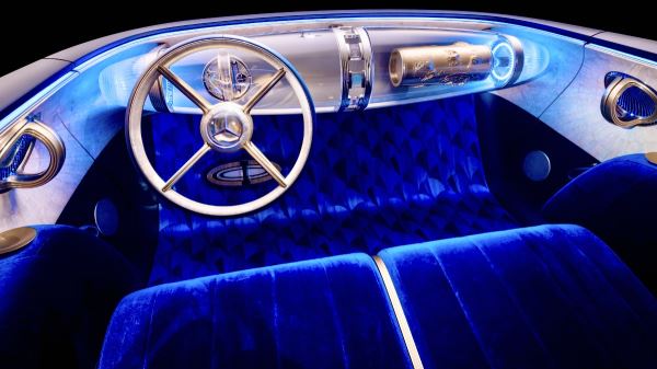 Странное купе Mercedes, прощальный Touareg и гибридный Geely для России: главные автоновинки недели