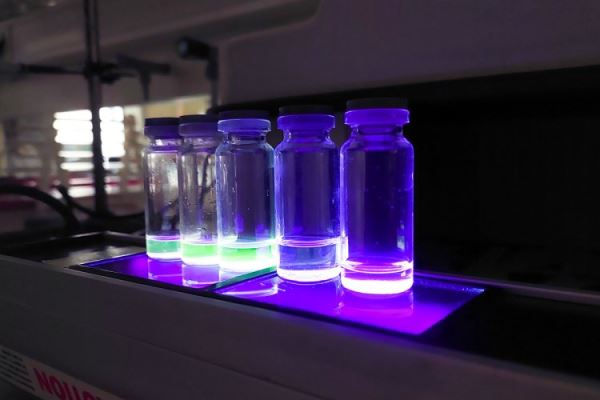 Уральские химики научились делать светящиеся красители из сахара