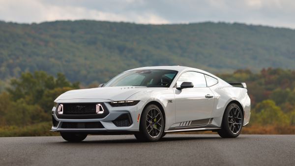 Странное купе Mercedes, прощальный Touareg и гибридный Geely для России: главные автоновинки недели