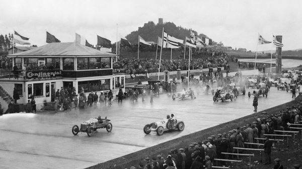 Нюрбургринг отмечает 100-летие: вспоминаем историю легендарной гоночной трассы