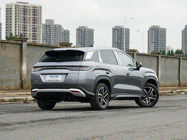 Массажные сиденья, холодильник в подлокотнике, активная подвеска, 1630 км на баке бензина — недорого. Представлен BYD Song L DM-i 2026