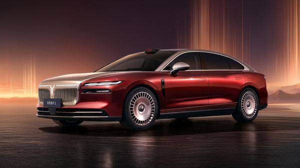 Бронированный электромобиль из Вьетнама и бюджетный седан для России: главные автоновинки недели