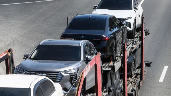 Сгоревший «Москвич» Давидыча, коллапс из-за ультисбора, безлимитный штраф и рекордный рост цен на бензин. Главное за неделю