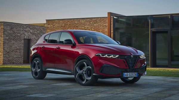 Странное купе Mercedes, прощальный Touareg и гибридный Geely для России: главные автоновинки недели