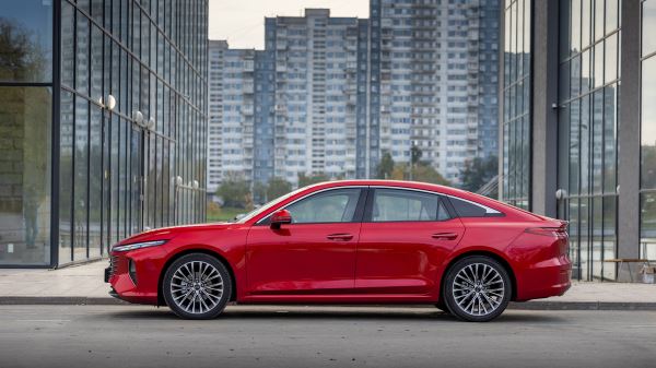 Lada Aura против Bestune B70: сравнительный тест-драйв претендентов в бизнес-класс