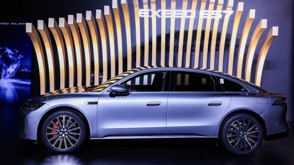 Представлен Exeed ES7: премиум-гибрид с 446 л.с., полным приводом, адаптивной подвеской и запасом хода до 1200 км, который появится в России