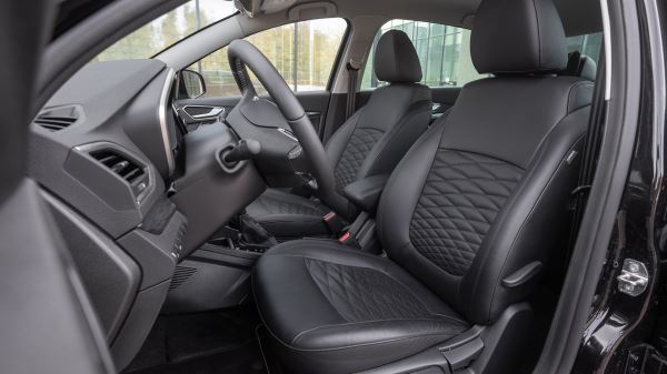 Lada Aura против Bestune B70: сравнительный тест-драйв претендентов в бизнес-класс