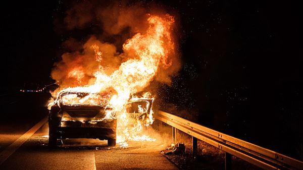 Почему горят электромобили: причины пожаров и их последствия