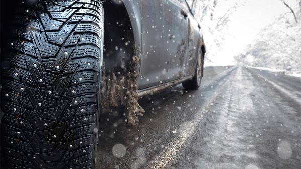 Какая зимняя резина лучше — шипованные шины или «липучка»: что лучше выбрать в России