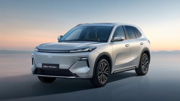 Странное купе Mercedes, прощальный Touareg и гибридный Geely для России: главные автоновинки недели