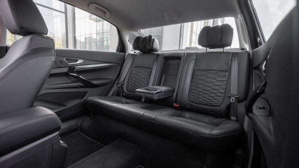 Lada Aura против Bestune B70: сравнительный тест-драйв претендентов в бизнес-класс