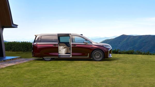 Новый российский электромобиль, 900-сильный гиперкар и Nissan на базе «Дастера» – главные автоновинки недели