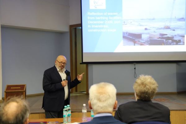 Экстремальные волны в физике и геофизике обсудили на конференции в ИПФ РАН