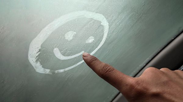 Запотевшие стёкла: 6 лайфхаков, которые помогут быстро вернуть ясный обзор