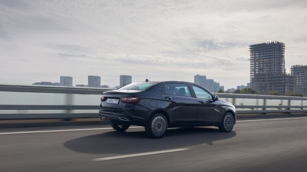 Lada Aura против Bestune B70: сравнительный тест-драйв претендентов в бизнес-класс