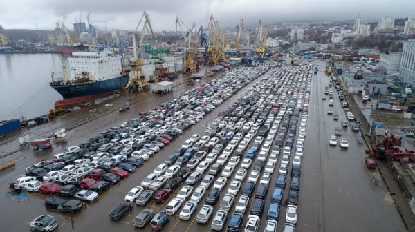 Автомобильный коллапс: в порту и на парковках Владивостока почти нет свободных мест