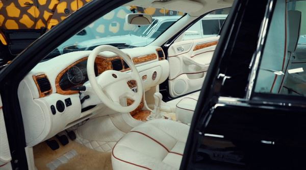 6,9 млн рублей за одну из самых роскошных «Волг» в истории: на продажу выставлен уникальный ГАЗ-3111 с отделкой из кожи крокодила