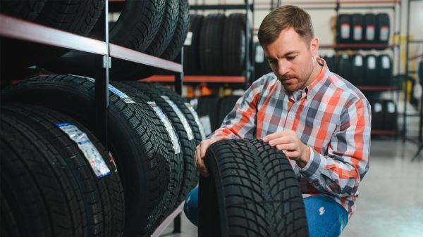 Какая зимняя резина лучше — шипованные шины или «липучка»: что лучше выбрать в России