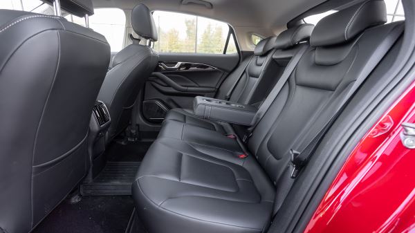 Lada Aura против Bestune B70: сравнительный тест-драйв претендентов в бизнес-класс