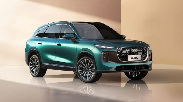 Бронированный электромобиль из Вьетнама и бюджетный седан для России: главные автоновинки недели