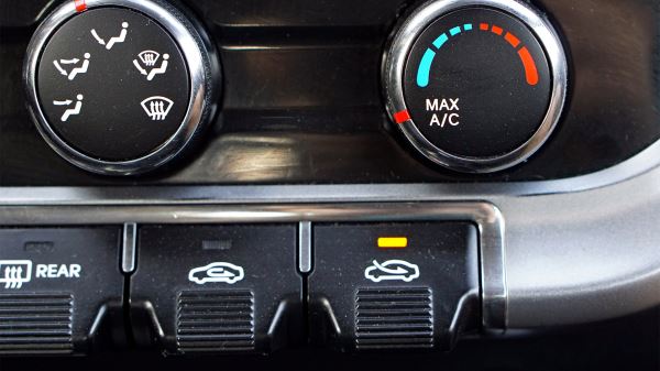 Запотевшие стёкла: 6 лайфхаков, которые помогут быстро вернуть ясный обзор