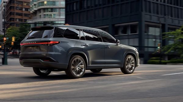 К российским дилерам приехала партия новых Lexus TX 500h F Sport Performance Luxury — самый большой Lexus оценили в 12,3 млн рублей