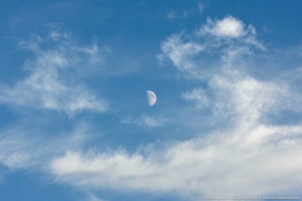 Почему на небе днём видна Луна: нередкое явление, которое мало кто замечает