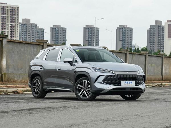 Массажные сиденья, холодильник в подлокотнике, активная подвеска, 1630 км на баке бензина — недорого. Представлен BYD Song L DM-i 2026