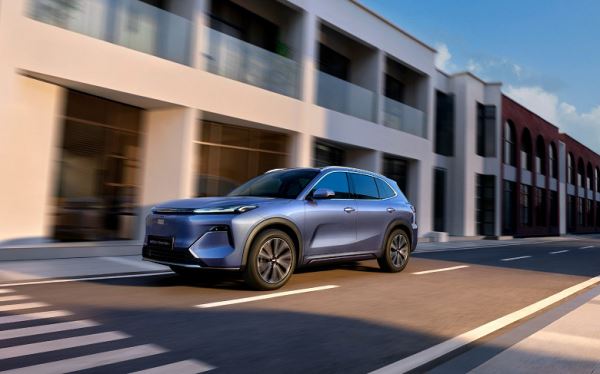 Первый подключаемый гибрид Geely для России с запасом хода почти 1000 км. Geely раскрыла оснащение и комплектации EX5 EM-i