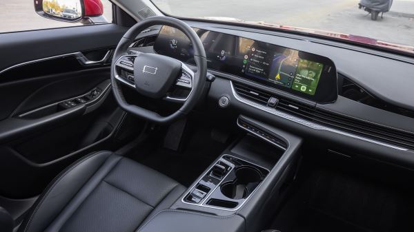 Lada Aura против Bestune B70: сравнительный тест-драйв претендентов в бизнес-класс