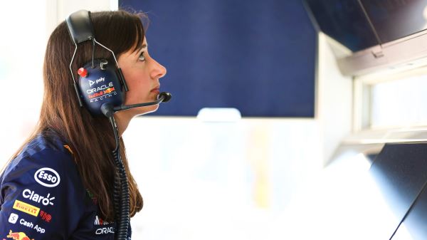 Эта хрупкая девушка сделала Ферстаппена чемпионом Формулы 1 — история успеха Ханны Шмитц