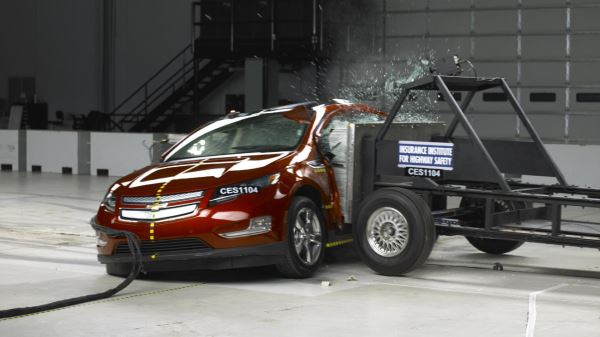 Почему горят электромобили: причины пожаров и их последствия