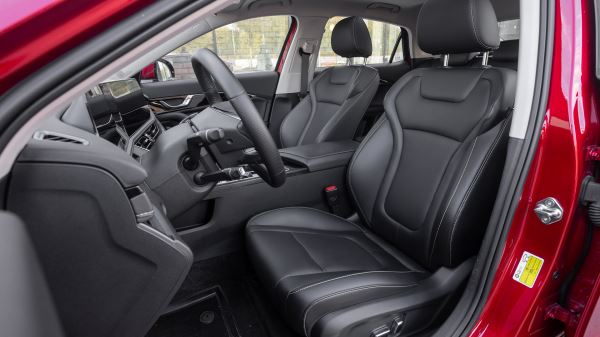 Lada Aura против Bestune B70: сравнительный тест-драйв претендентов в бизнес-класс