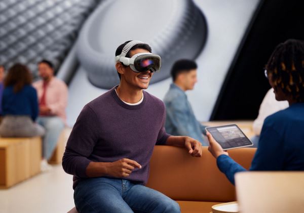 Даже сама Apple не хочет забирать гарнитуры Vision Pro назад. Компания не включила устройство в программу трейд-ин