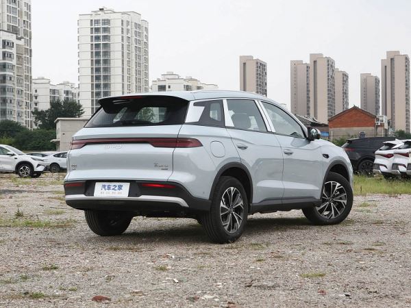 Представлен обновленный кроссовер BYD Song Pro DM-i 2026: 163 л.с., 1500 км на баке бензина, доработанная подвеска — всего 99,8 тыс. юаней (1,15 млн рублей)